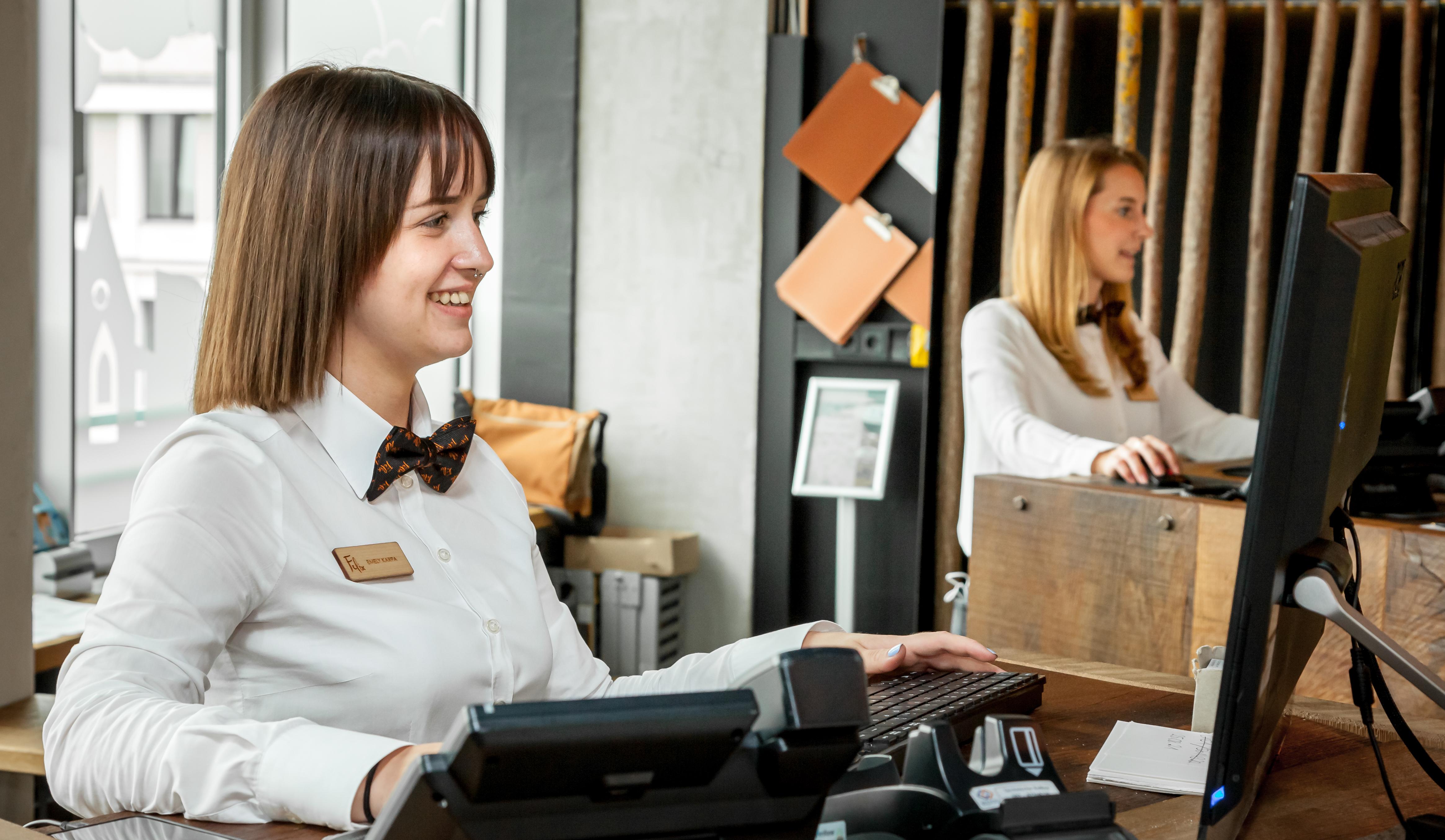 Staycity Aparthotels Leipzig City Centre Exterior foto Receptionists at work