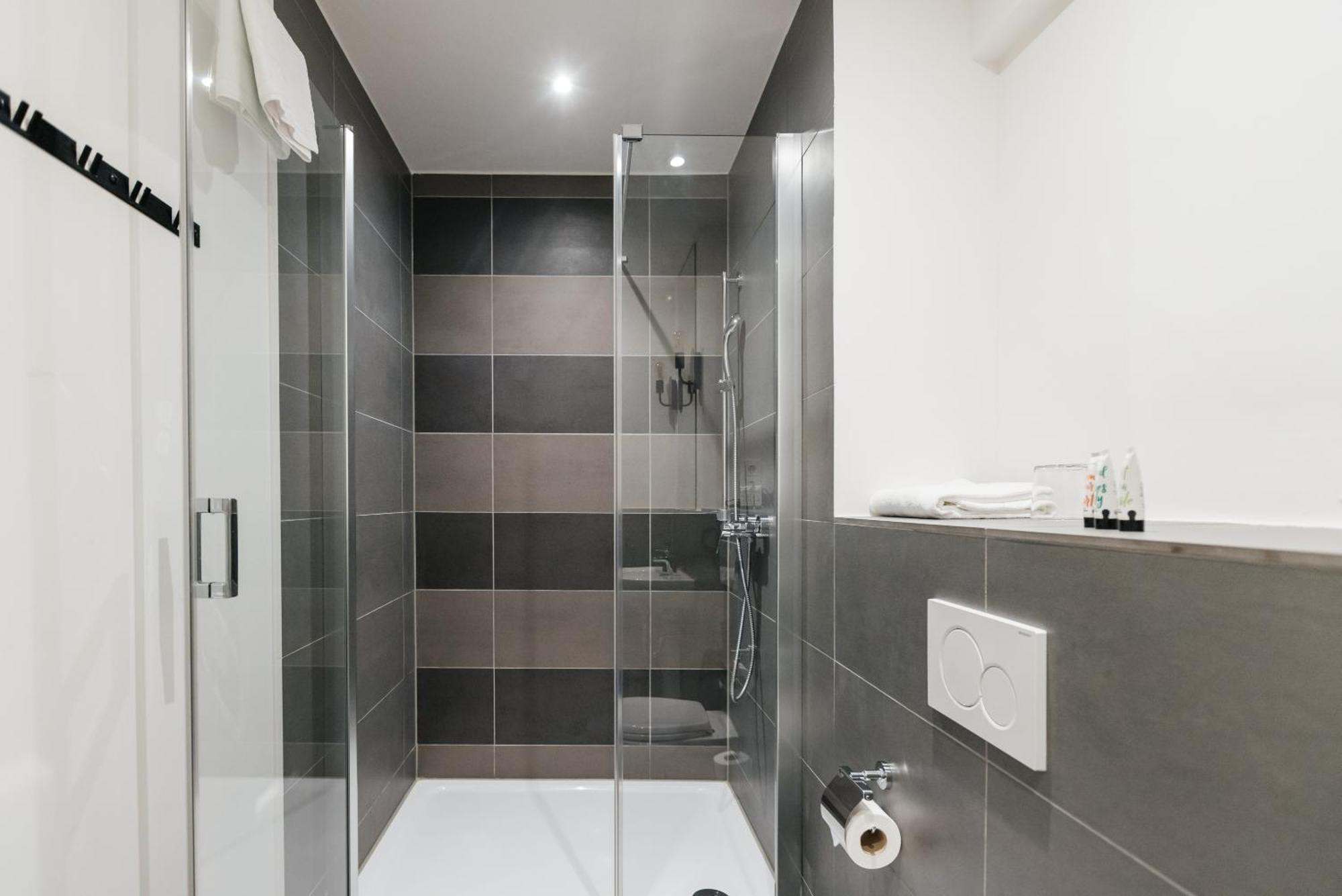 Staycity Aparthotels Leipzig City Centre Habitación foto A shower cubicle