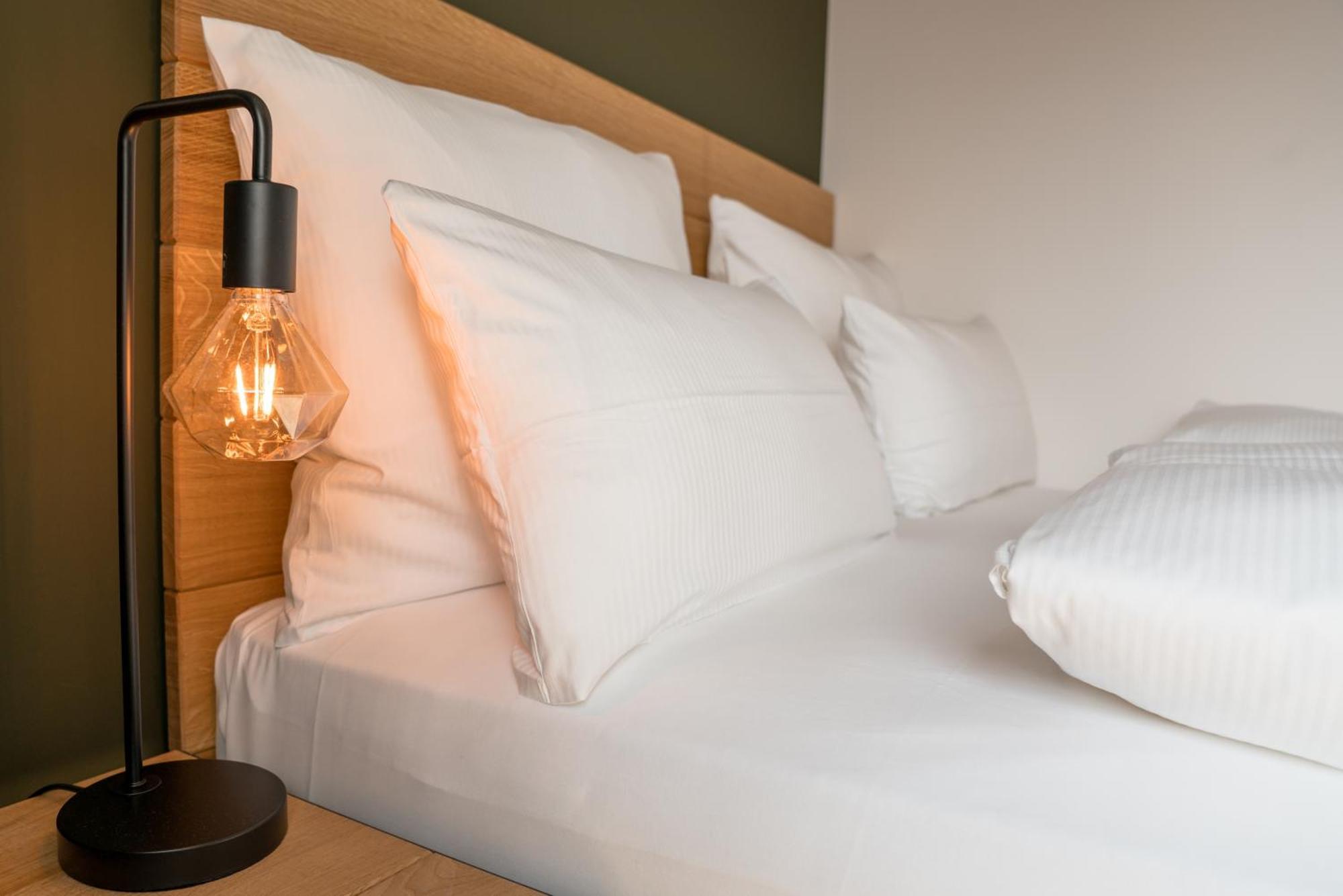Staycity Aparthotels Leipzig City Centre Exterior foto A bed with pillows